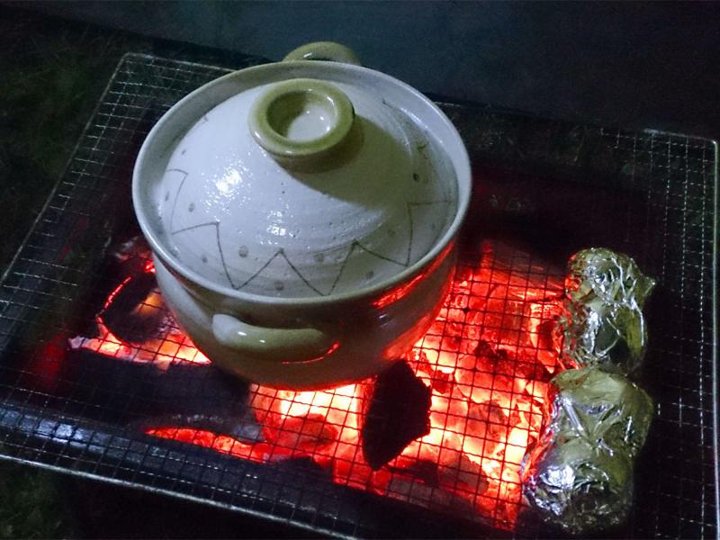 土鍋は焼き物ですから、BBQの焚き火でも使えます！